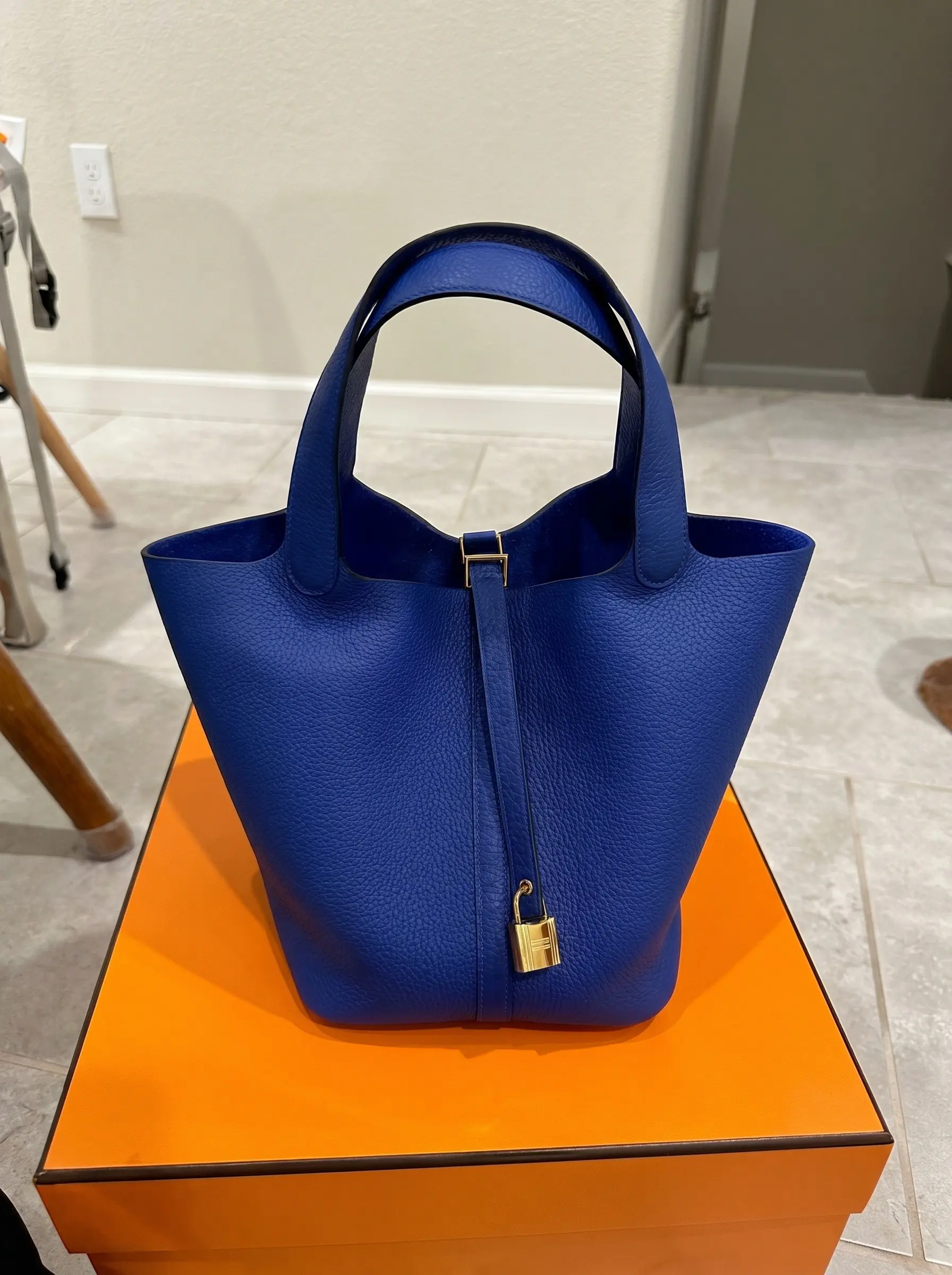 Bolso Hermès Picotin 22 Bleu Royal en piel Togo con herrajes dorados